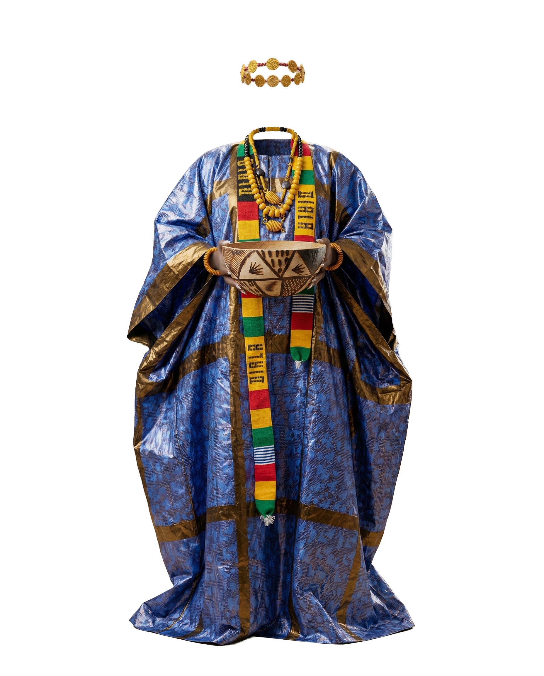 Majestueuse tenue Soninké aux reflets indigo et parures dorées